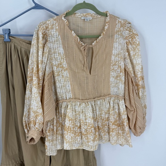 American Eagle Outfitters Tops - American Eagle cropped BoHo floral print wide sleeve Peblum  Beige Blouse L